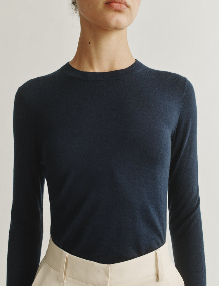 The Long-Sleeve Shirt in Cashmere and Silk in Navy