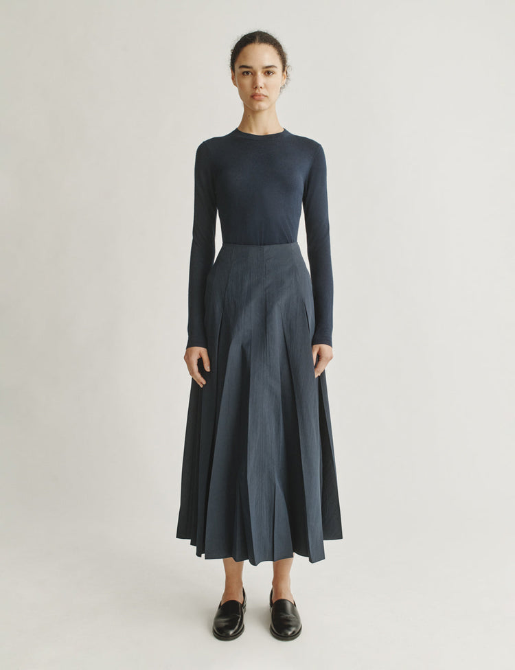 The Long-Sleeve Shirt in Cashmere and Silk in Navy