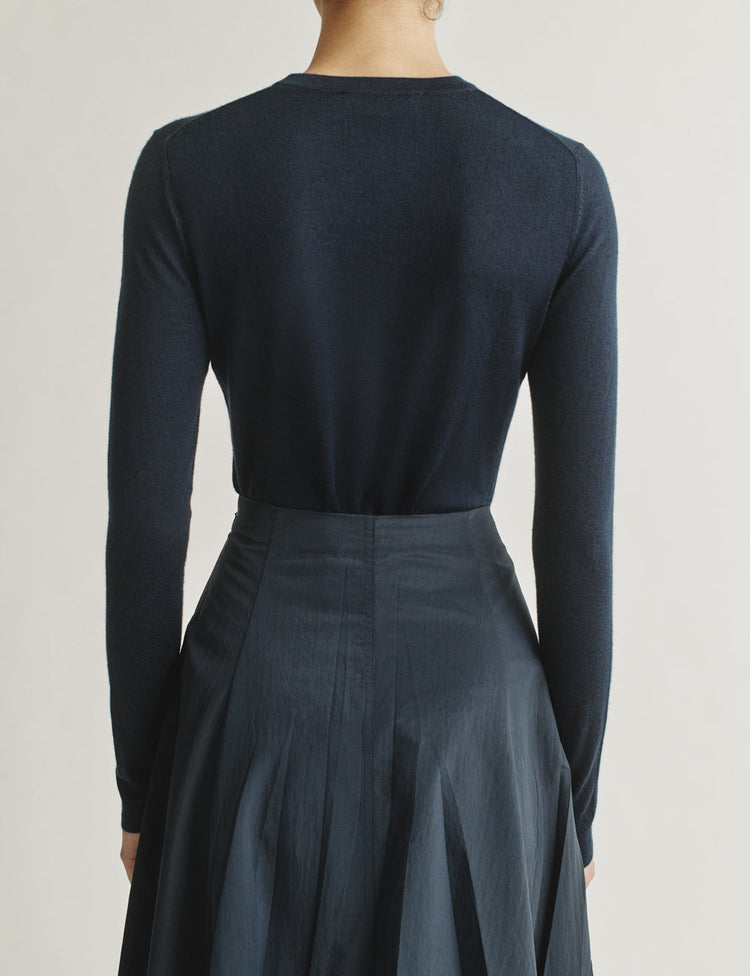 The Long-Sleeve Shirt in Cashmere and Silk in Navy