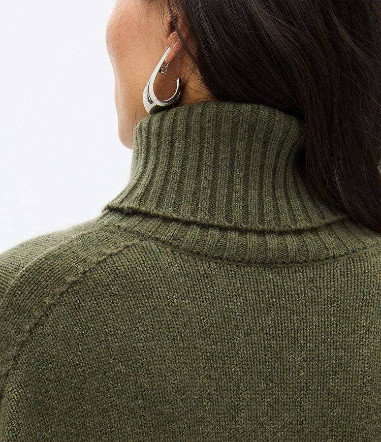 Cashmere Oversized Turtleneck in Moss