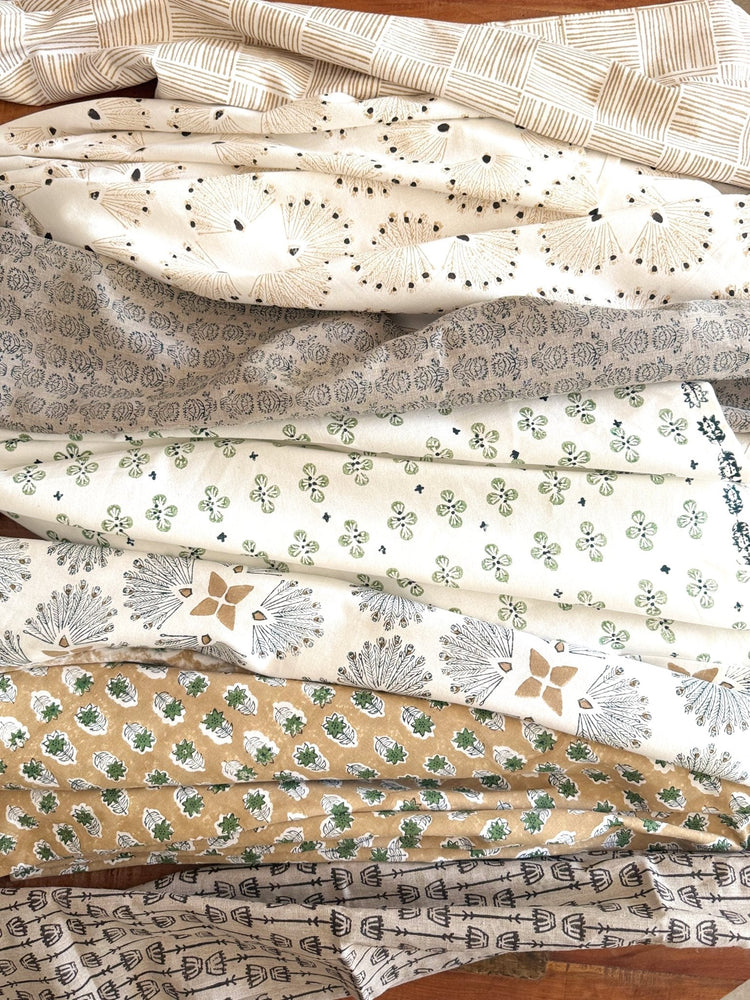 Table Throw (Ivory) - Poinsettia, Black & Chai