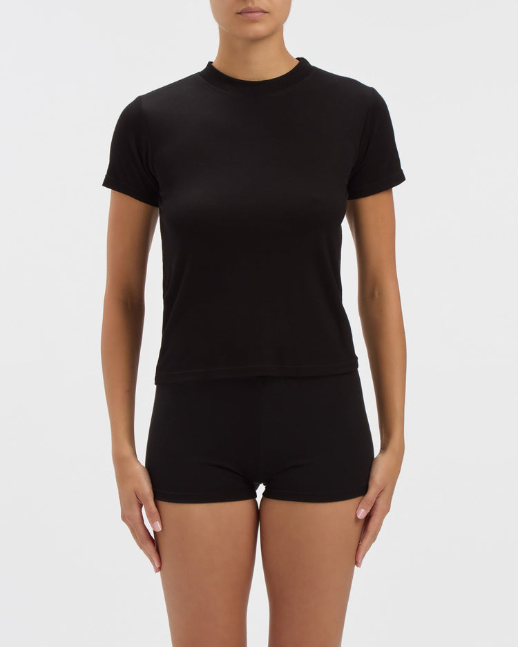 Willa Tee in Noir