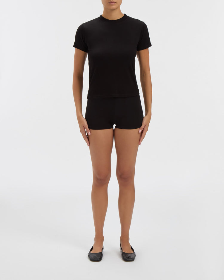 Willa Tee in Noir