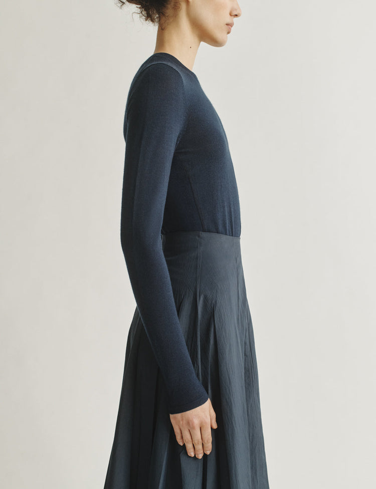 The Long-Sleeve Shirt in Cashmere and Silk in Navy
