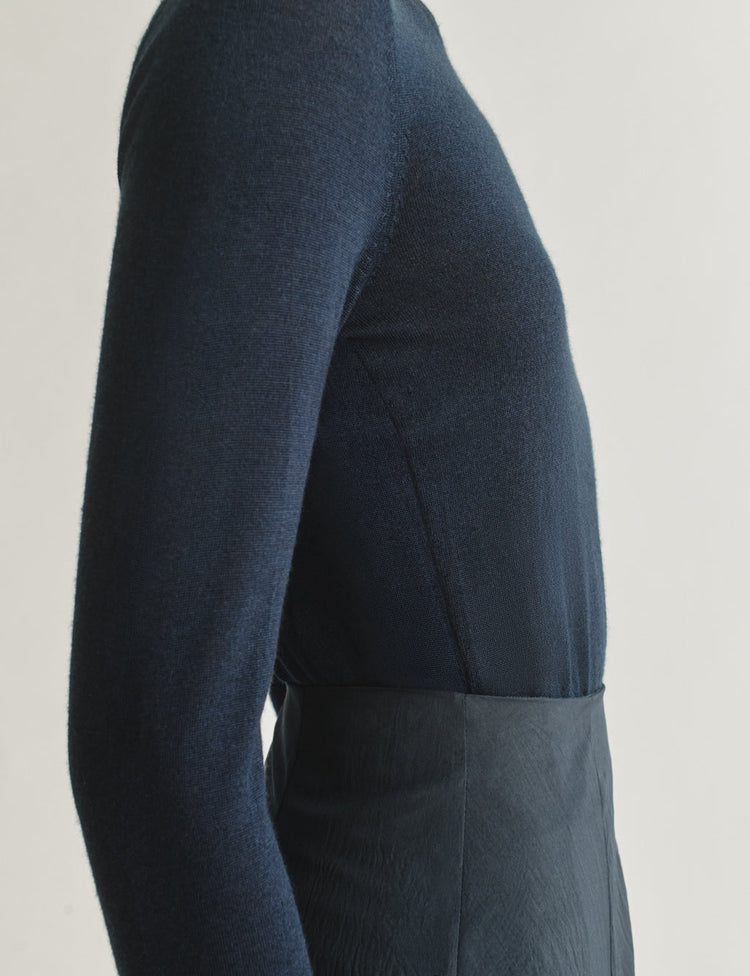 The Long-Sleeve Shirt in Cashmere and Silk in Navy