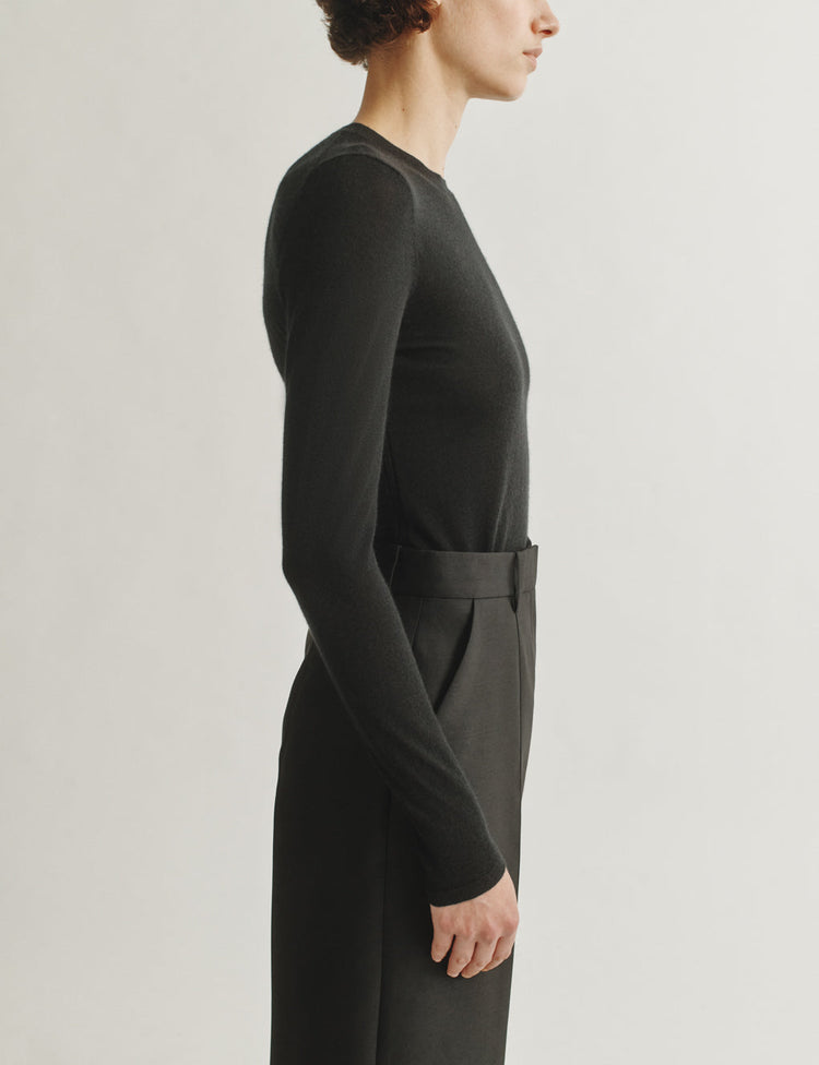 The Long-Sleeve Shirt in Cashmere and Silk in Black