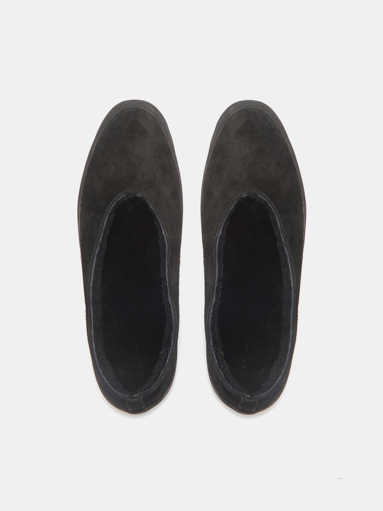 Apres Ski in Black Shearling