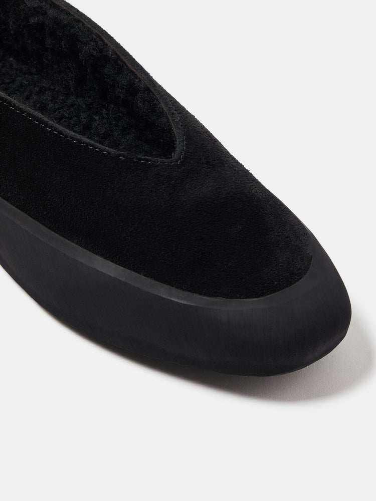 Apres Ski in Black Shearling