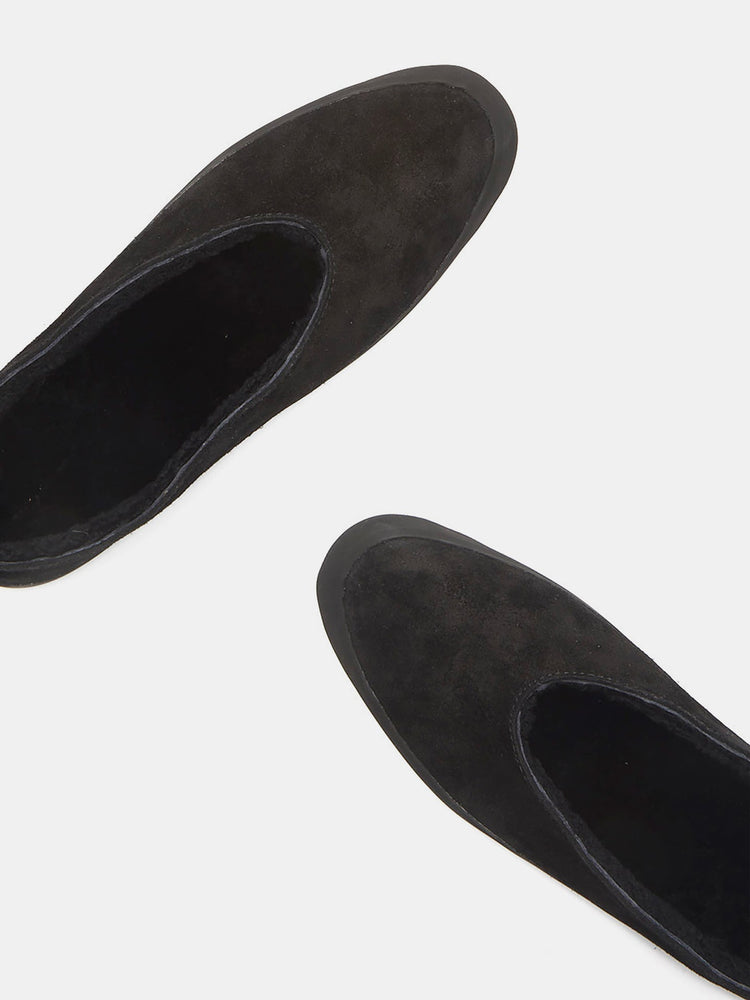 Apres Ski in Black Shearling