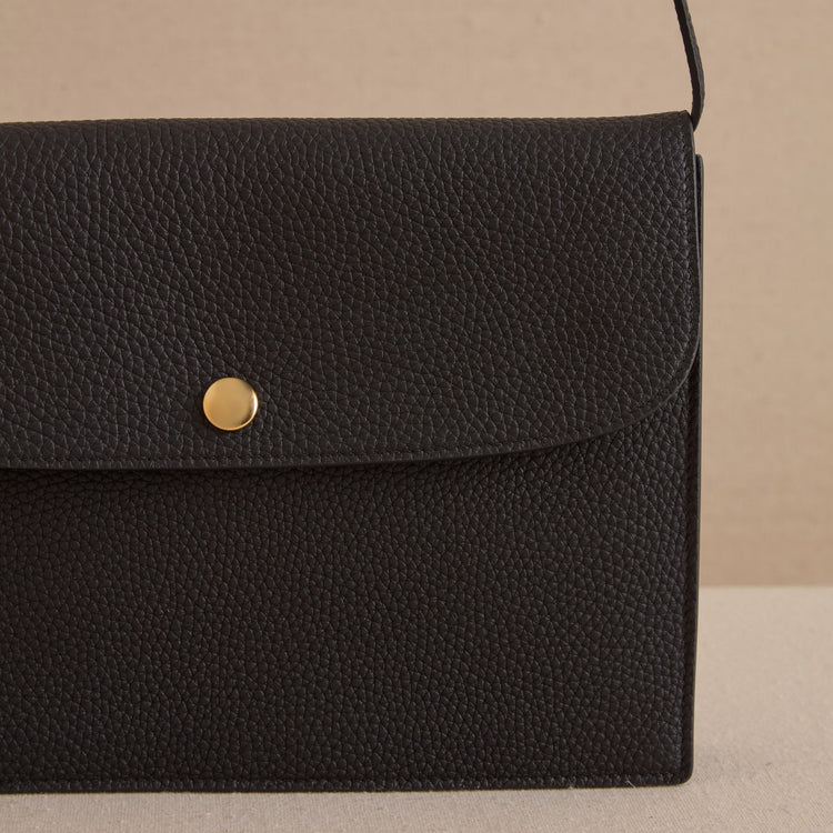 Skip Pouch in Tumbled Grain Black