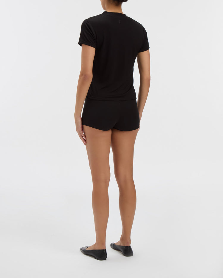 Willa Tee in Noir