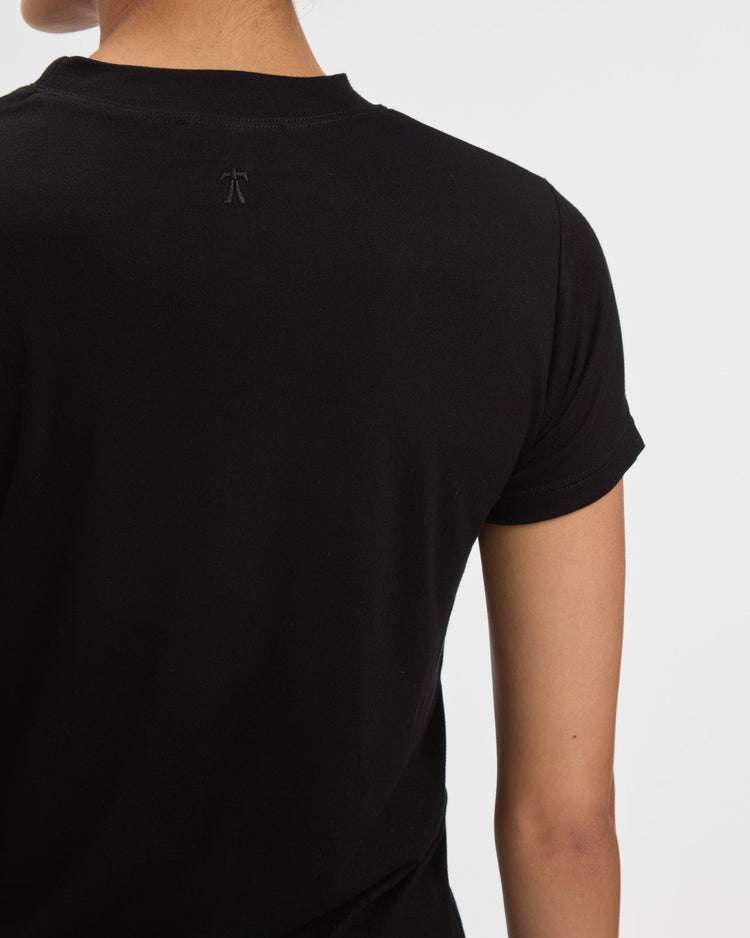 Willa Tee in Noir