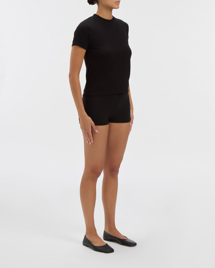 Willa Tee in Noir